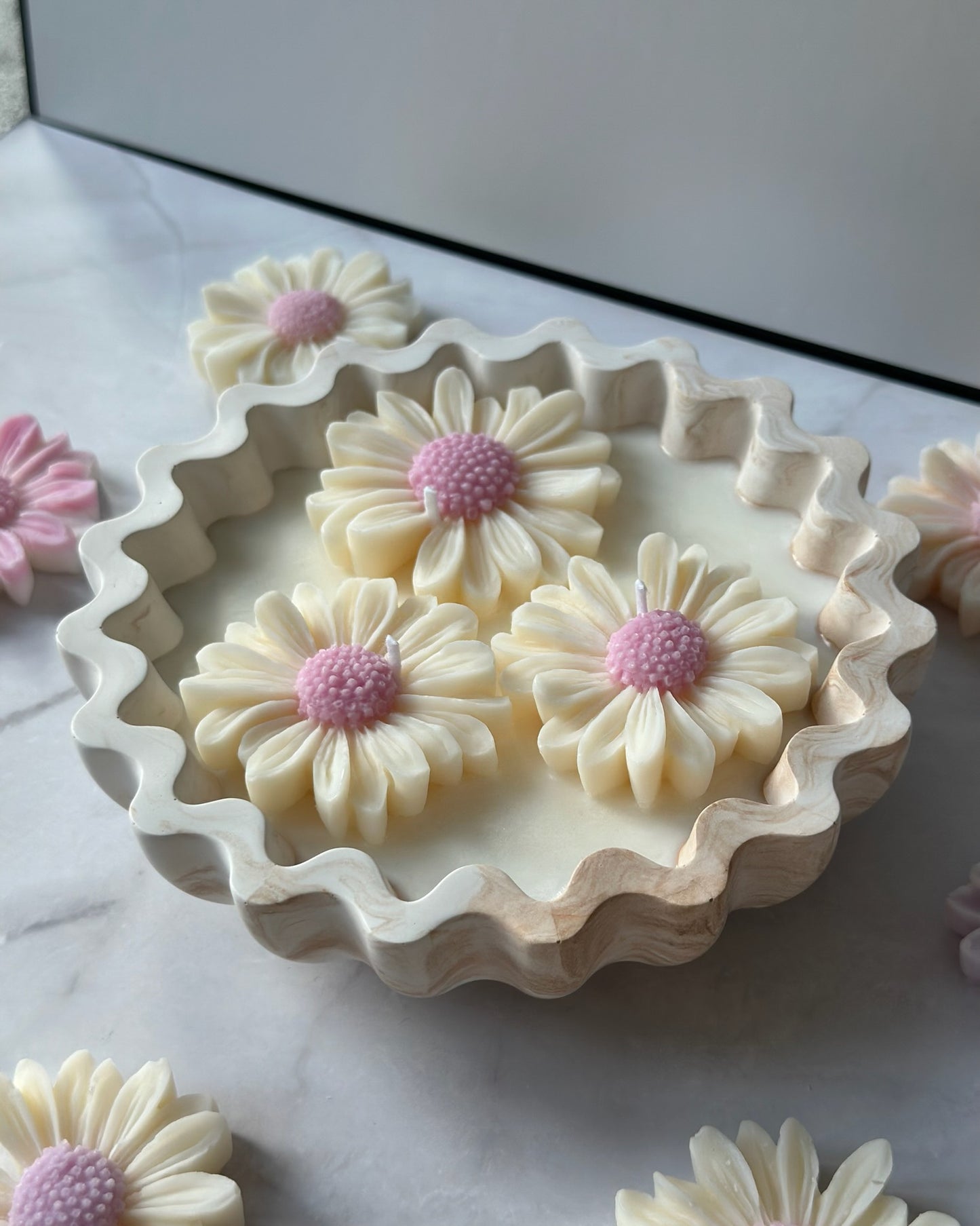 Naczynie ze stokrotką